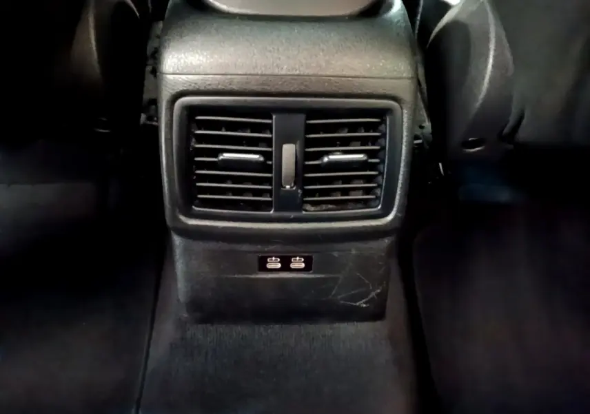 Vue rapprochée des aérateurs arrière noirs et des ports USB du BMW X1 sDrive16d Business Design DKG7 2020.