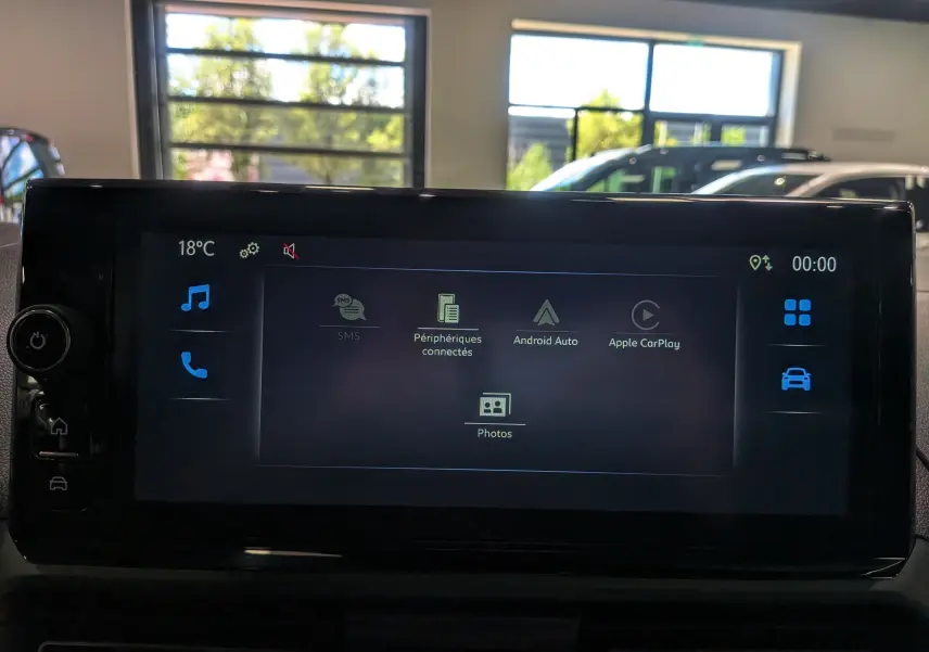 Écran tactile central du Toyota Proace City blanc glacier, affichant les options Android Auto et Apple CarPlay en intérieur.