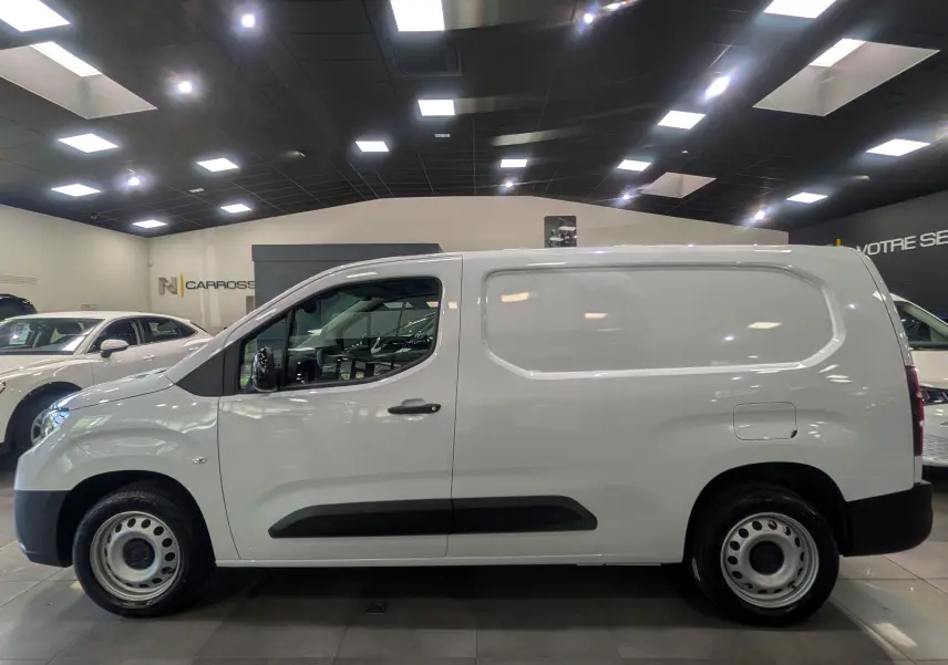 Vue de profil côté gauche d'un Toyota Proace City Long blanc Glacier, fourgon utilitaire avec jantes acier et poignées noires.