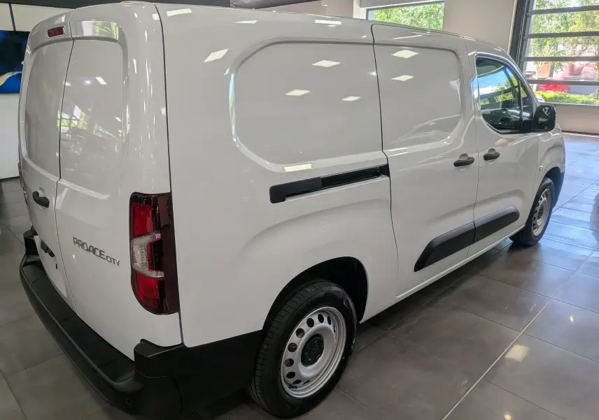 Vue 3/4 arrière droite d’un Toyota Proace City Long blanc Glacier, fourgon utilitaire avec portes latérales et arrière pleines.