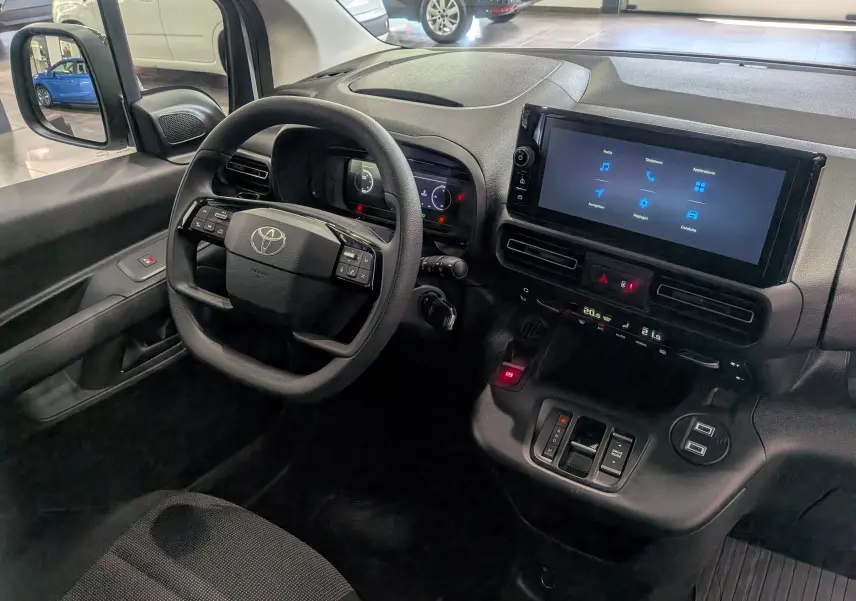 Vue intérieure côté conducteur du Toyota Proace City 2026, avec tableau de bord numérique et écran tactile central.