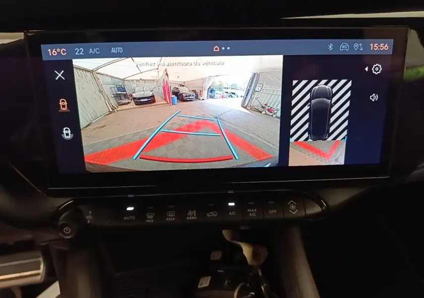 Vue intérieure du tableau de bord de l'Alfa Romeo Junior 2024 avec écran tactile affichant la caméra de recul en action.