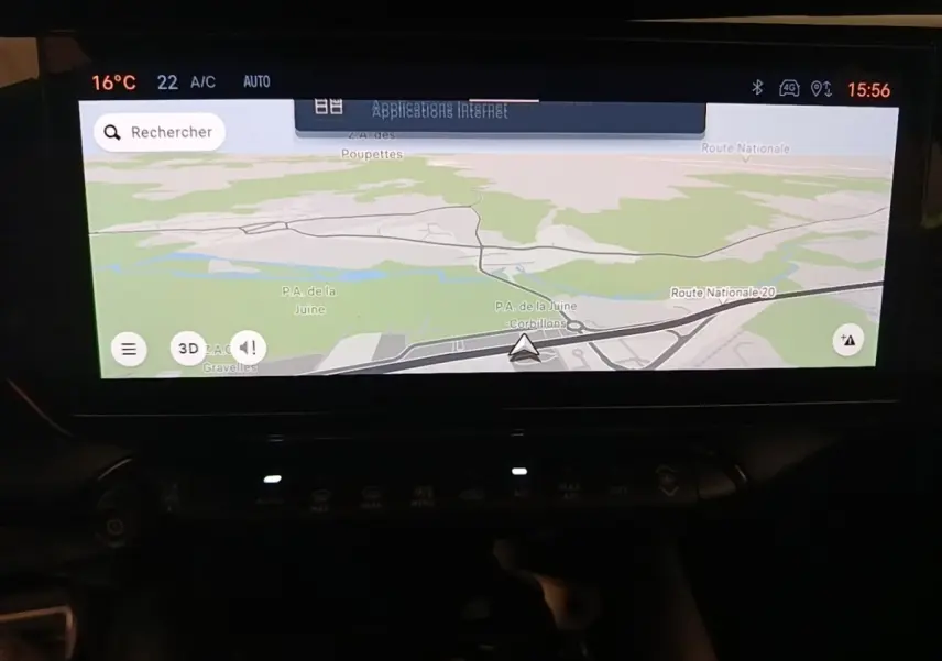 Écran tactile 10,25 pouces du système de navigation de l'Alfa Romeo Junior 1.2 Ibrida noir, vue intérieure centrale.