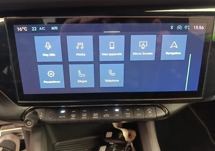 Écran tactile central de 10,25 pouces affichant le menu multimédia dans l’habitacle d’une Alfa Romeo Junior noire.