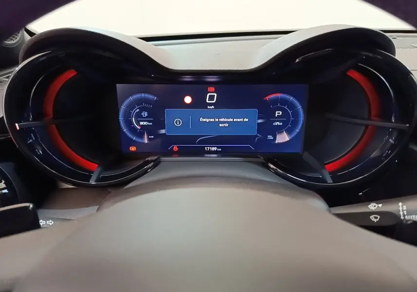 Vue rapprochée du combiné d'instruments numérique de l'Alfa Romeo Junior 2024 avec accents rouges autour des cadrans.