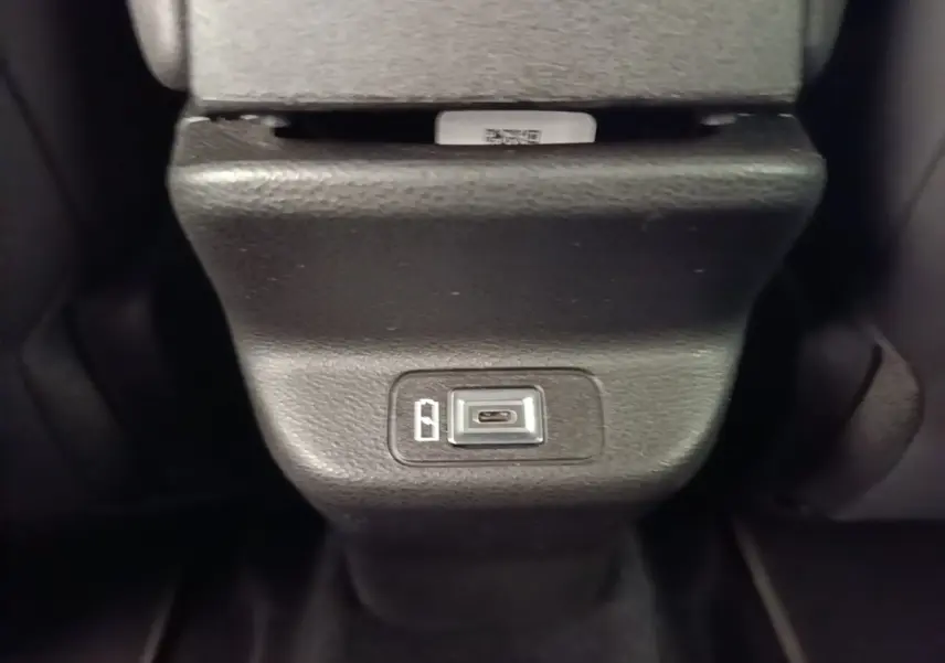 Gros plan sur la prise USB-C située à l'arrière de la console centrale de l'Alfa Romeo Junior noire 2024.
