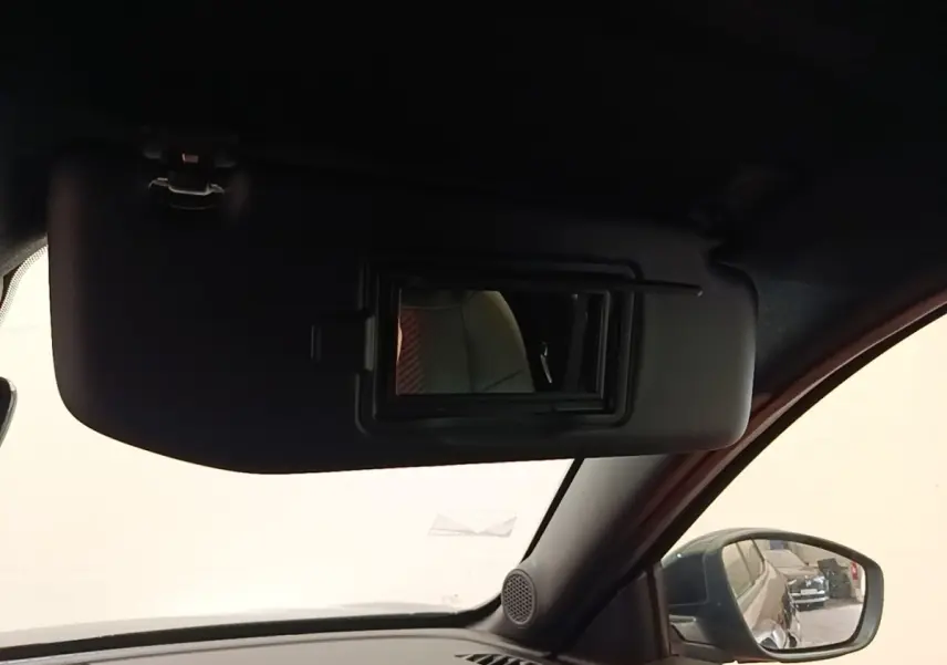 Vue intérieure côté droit de l'Alfa Romeo Junior 1.2 Ibrida 2024, avec pare-soleil baissé et miroir de courtoisie ouvert.