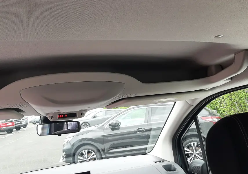 Vue intérieure avant du Peugeot Rifter 2026 avec écran de caméra de recul, volant à droite visible partiellement.