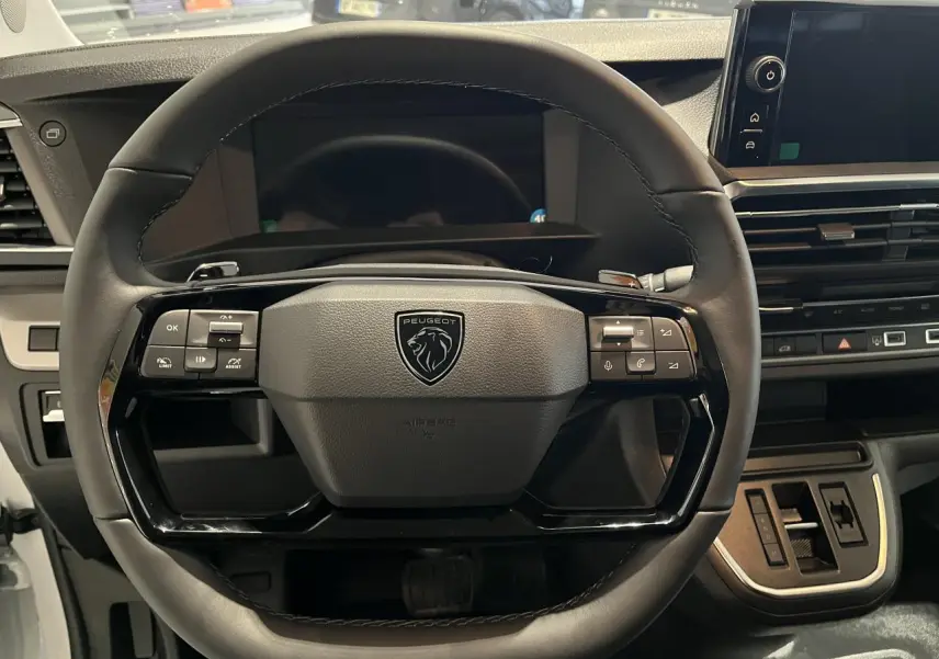 Vue centrée sur le volant en cuir noir du Peugeot Expert Fourgon 2024 avec tableau de bord et écran tactile.