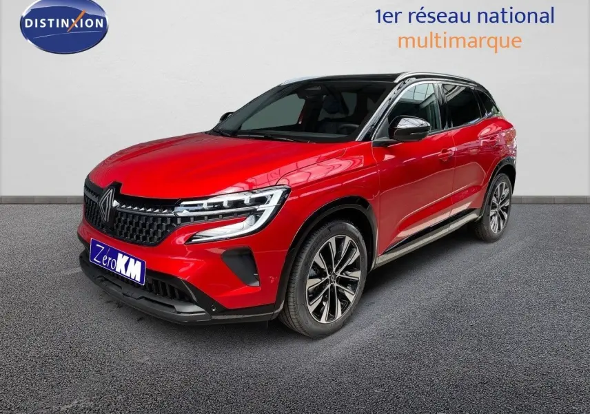 Renault Austral E-Tech hybride rouge passion avec toit noir, vue 3/4 avant droit sur fond neutre intérieur showroom.