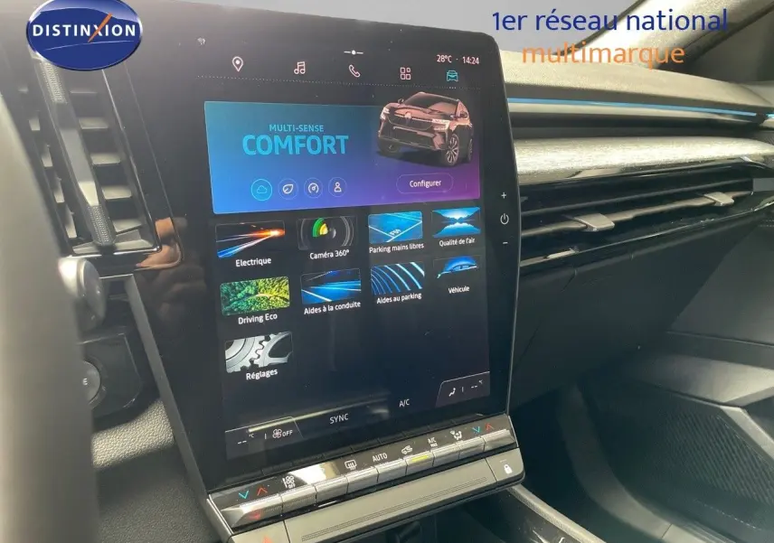 Écran tactile central du tableau de bord du Renault Austral E-Tech rouge passion, mettant en valeur les options de conduite.