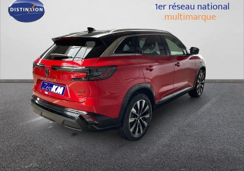 Vue 3/4 arrière droite d'un Renault Austral rouge passion avec toit noir, jantes alliage et feux arrière LED.