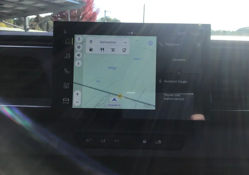 Écran tactile central avec navigation Google Maps dans l'habitacle du Renault Master blanc 2025, vue intérieure frontale.