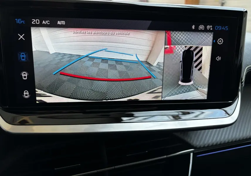 Écran tactile de la Peugeot 208 Hybrid gris foncé montrant la caméra de recul et l'aide au stationnement arrière.