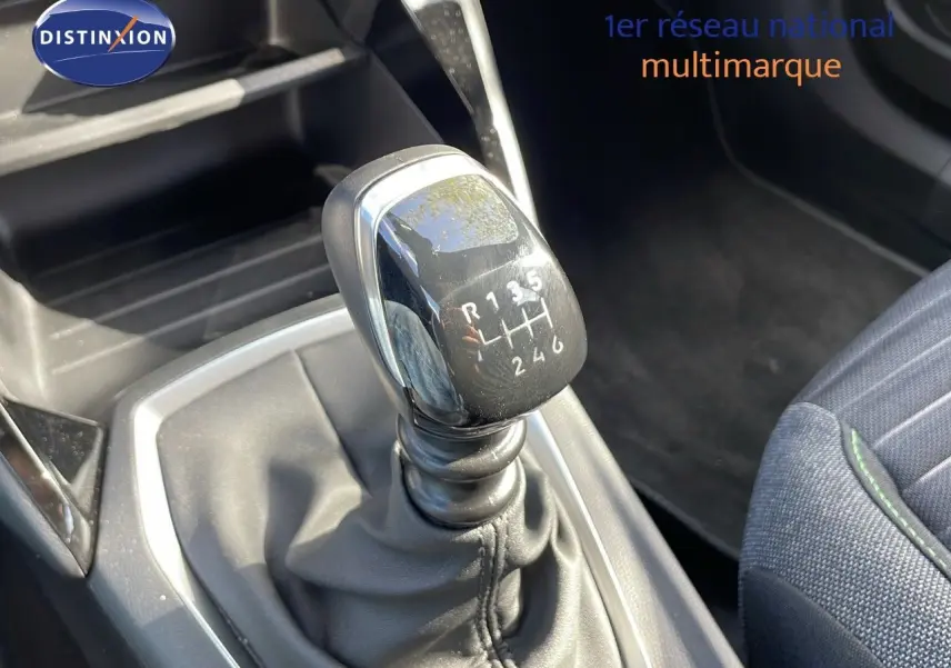 Le levier de vitesse manuel de la Peugeot 2008 2024, avec soufflet en cuir et console noire environnante.