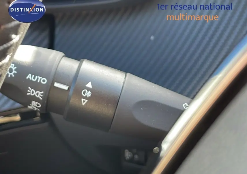 Gros plan sur la commande des feux et clignotants du Peugeot 2008 2024, finition Active, intérieur noir.