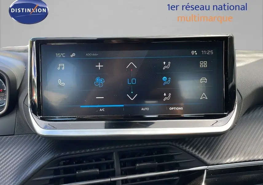 Écran tactile central du Peugeot 2008 2024 affichant les réglages climatisation, avec tableau de bord en carbone noir.