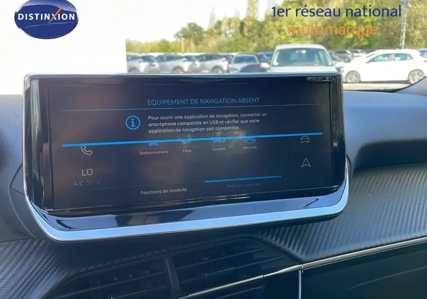 Écran tactile central du tableau de bord du Peugeot 2008 bleu Vertigo Metal, intérieur noir moderne.