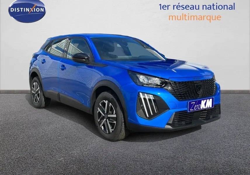 Peugeot 2008 bleu Vertigo métal en 3/4 avant droit, avec calandre noire et feux LED distinctifs.