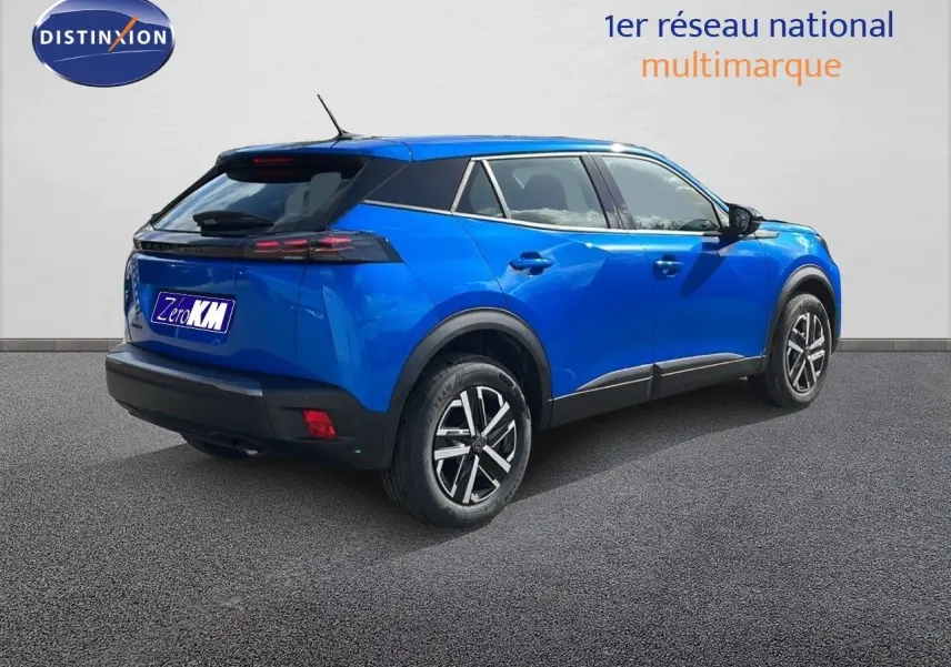 Peugeot 2008 bleu Vertigo métal vue 3/4 arrière côté gauche, avec toit noir et jantes alliage distinctives.