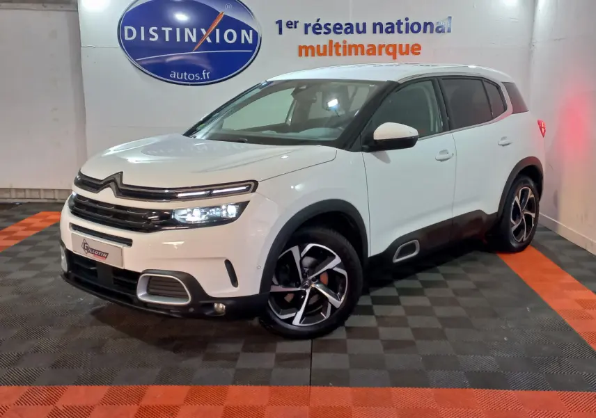 Citroën C5 Aircross blanc en 3/4 avant droit, avec jantes alliage et signature lumineuse LED distinctive.