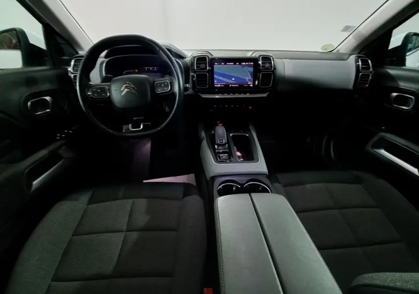 Intérieur noir du Citroën C5 Aircross 2020 vu de face, avec tableau de bord et écran tactile central allumé.