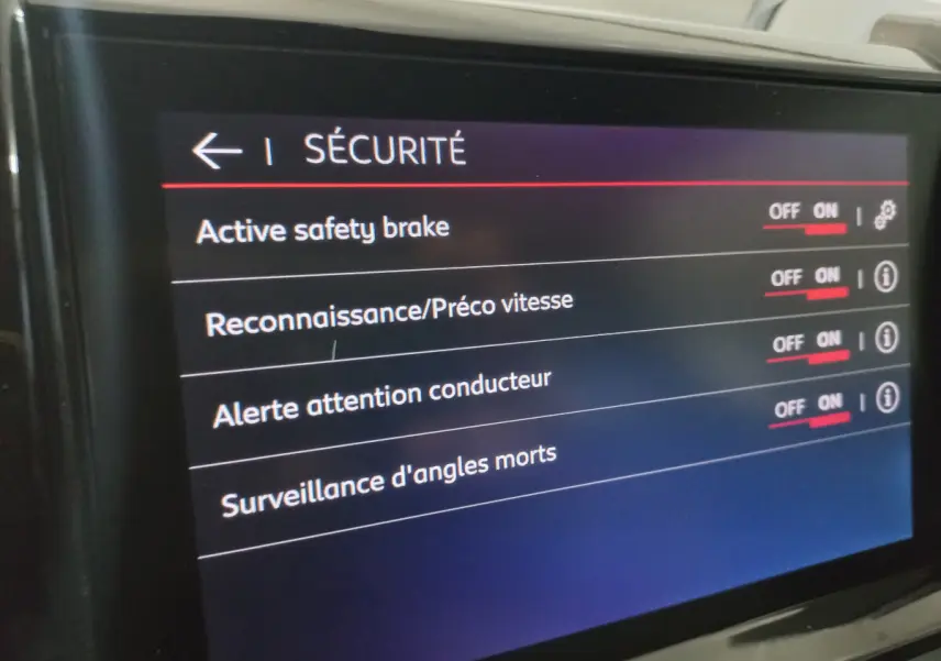 Écran tactile intérieur du Citroën C5 Aircross blanc affichant les réglages de sécurité activés.