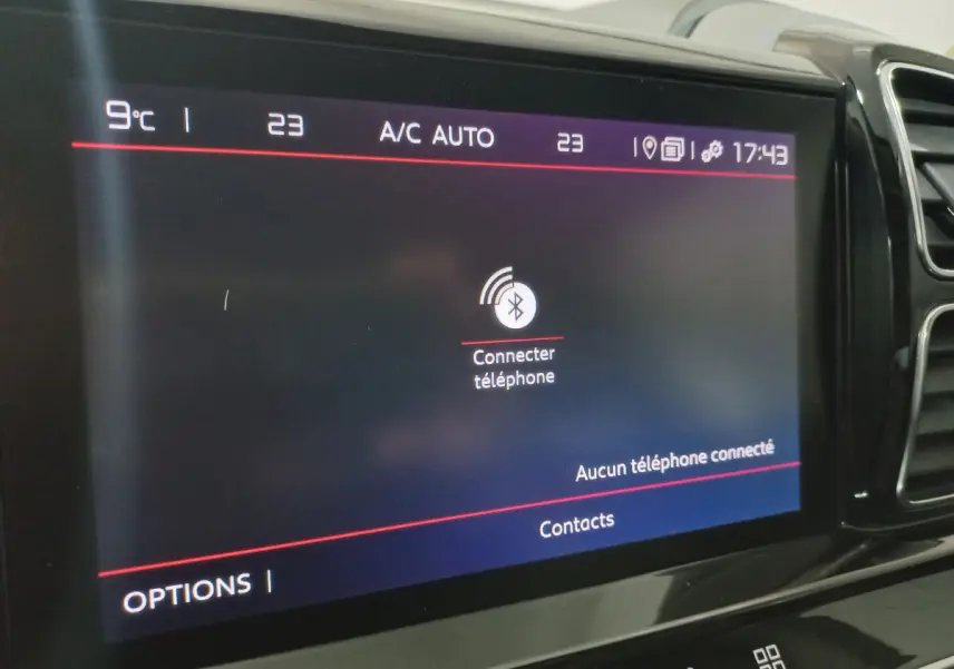 Écran tactile central affichant la connexion Bluetooth dans l'habitacle du Citroën C5 Aircross blanc de 2020.
