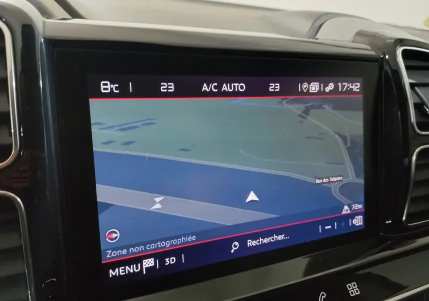 Écran tactile de navigation 8 pouces du tableau de bord du Citroën C5 Aircross blanc, vue intérieure rapprochée.