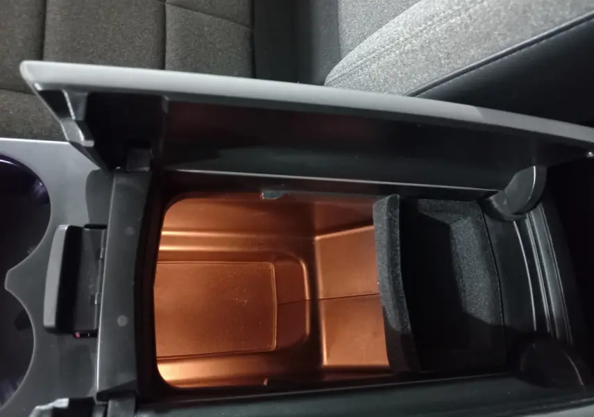 Vue plongeante sur le rangement central ouvert du Citroën C5 Aircross blanc, montrant un compartiment intérieur spacieux.