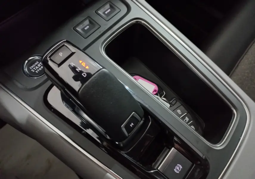 Gros plan sur la console centrale noire du Citroën C5 Aircross avec levier de vitesse automatique et bouton start/stop.