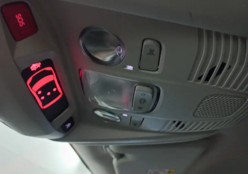 Vue en gros plan du plafonnier avec commandes et éclairage rouge du système SOS du Citroën C5 Aircross blanc 2020.