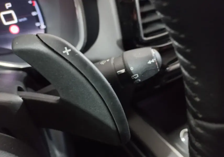Gros plan sur la palette de changement de vitesse "+" côté droit du volant cuir du Citroën C5 Aircross blanc de 2020.