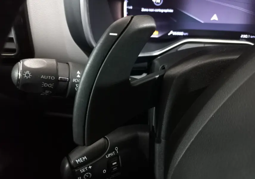 Gros plan sur la commande de régulateur de vitesse et palettes au volant du Citroën C5 Aircross 2020.