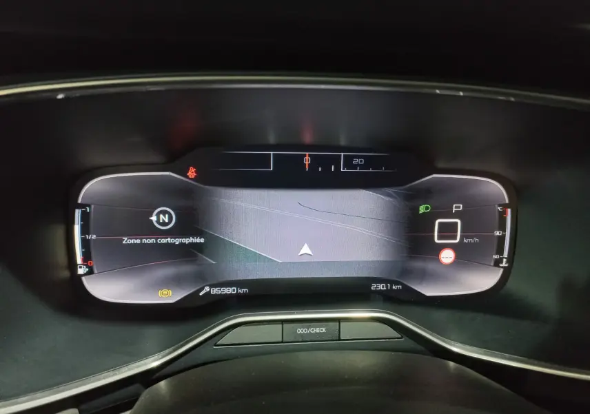 Tableau de bord numérique du Citroën C5 Aircross 2020 affichant la navigation et les indicateurs de vitesse et température.
