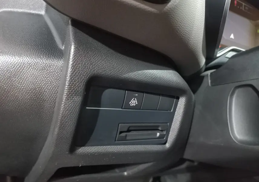 Détail du tableau de bord côté gauche du Citroën C5 Aircross blanc 2020 avec bouton d'alerte franchissement de ligne.