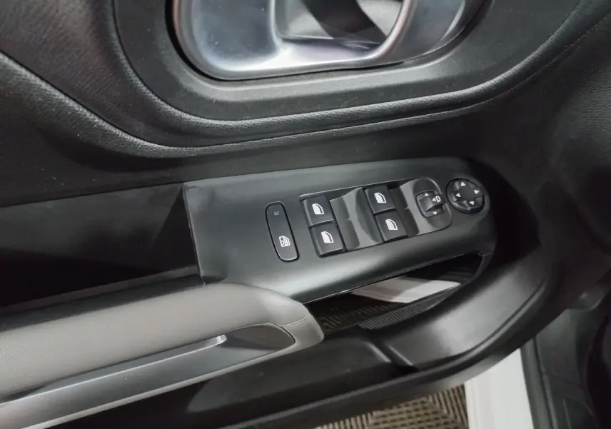 Commande des vitres électriques et réglage des rétroviseurs sur la porte côté gauche d'un Citroën C5 Aircross blanc.