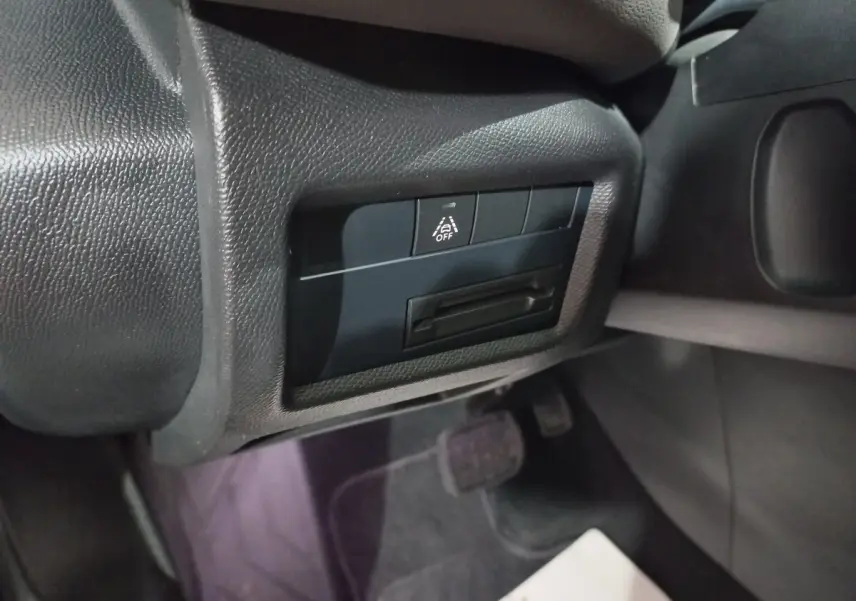 Gros plan sur les commandes de désactivation de l'alerte franchissement de ligne côté conducteur du Citroën C5 Aircross blanc 2020.