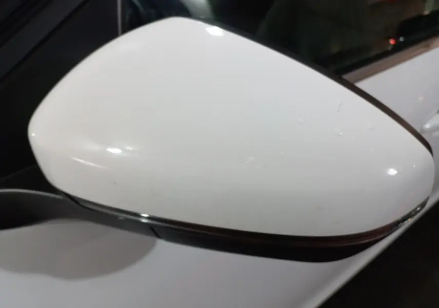 Rétroviseur extérieur blanc côté gauche du Citroën C5 Aircross 2020 avec clignotant intégré.