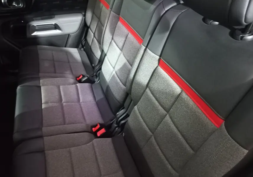 Vue rapprochée des sièges arrière gris avec bande rouge et ceinture noire du Citroën C5 Aircross 2020.