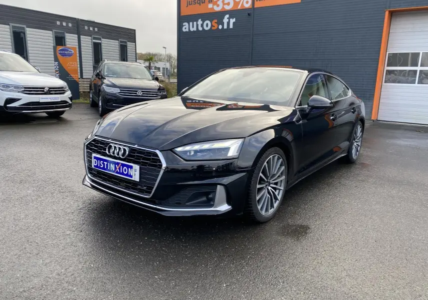 Audi A5 Sportback noir mythic métallisé vue 3/4 avant droit avec jantes multibranches grises contrastées.