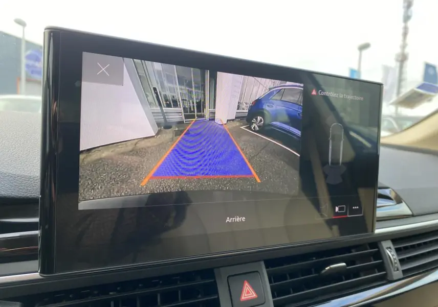Écran de caméra de recul dans l'Audi A5 Sportback noir mythic, vue arrière avec guidage de trajectoire coloré.