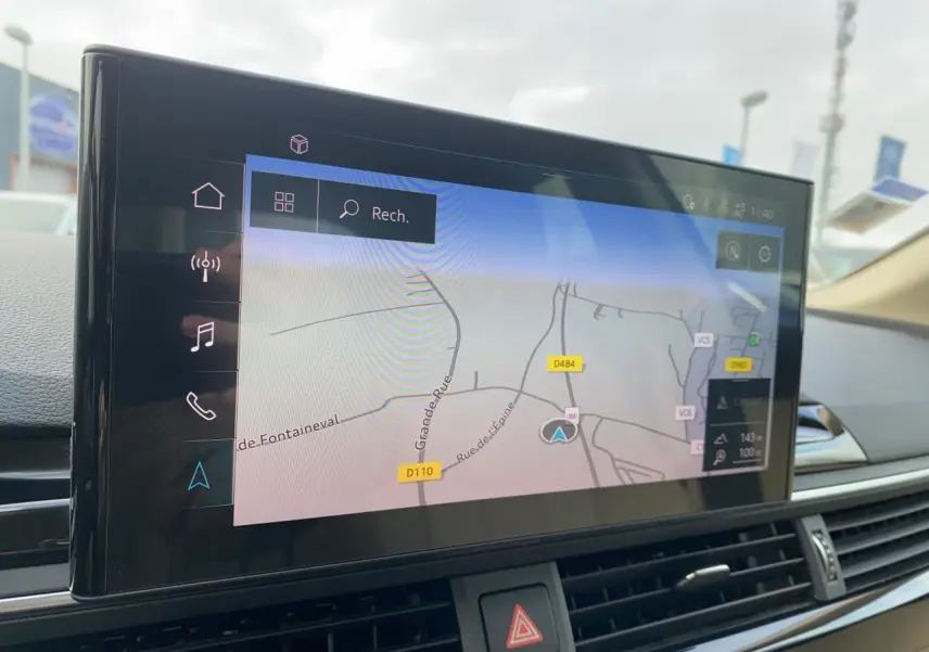 Écran tactile central affichant la navigation dans l'Audi A5 Sportback 2022, vue intérieure côté droit.