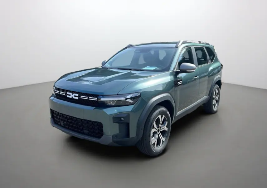 SUV Dacia Bigster Hybrid vert cèdre vu en 3/4 avant droit avec barres de toit et jantes alu 17 pouces.