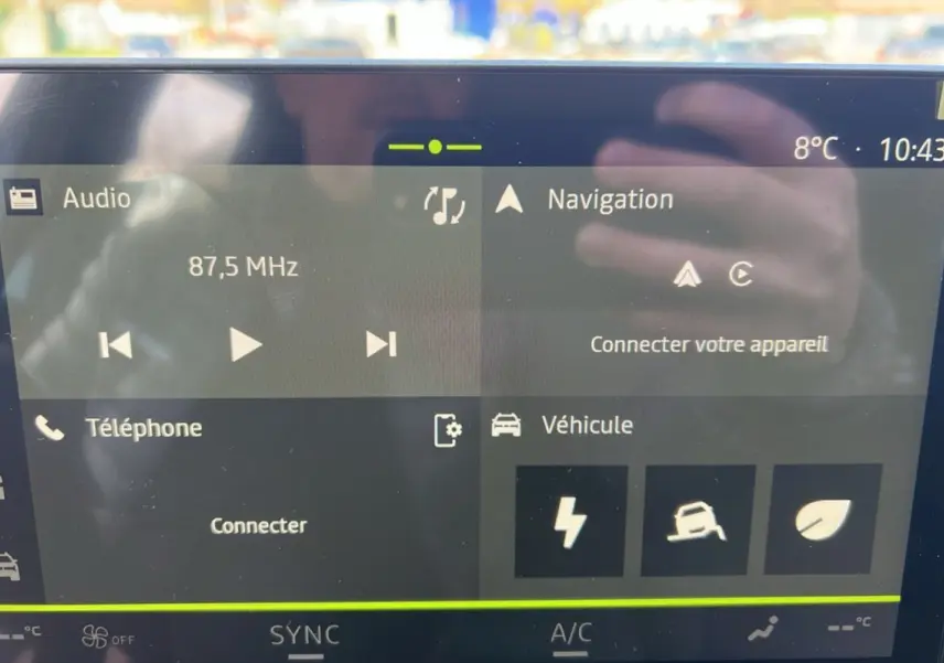 Écran tactile central du tableau de bord du Dacia Bigster Hybrid 155 Expression Plus affichant les menus audio, navigation et véhicule.