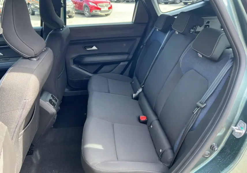 Vue intérieure côté droit sur la banquette arrière noire et bleue du Dacia Bigster Hybrid 155 Expression Plus vert cèdre.