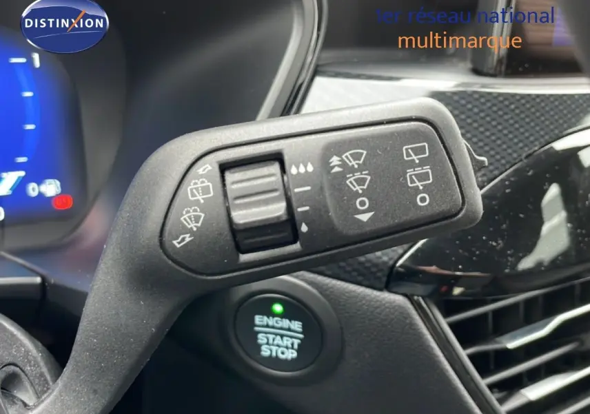 Gros plan sur la commande d’essuie-glace et le bouton start/stop dans l’habitacle du Ford Kuga bleu Vapor Metal 2024.