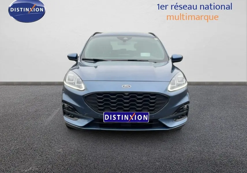 Vue frontale du Ford Kuga 2024 bleu Vapor Metal avec calandre noire et phares LED allumés.