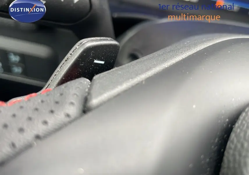 Gros plan sur la palette de changement de vitesses au volant d’un Ford Kuga 2024 finition ST-LINE.