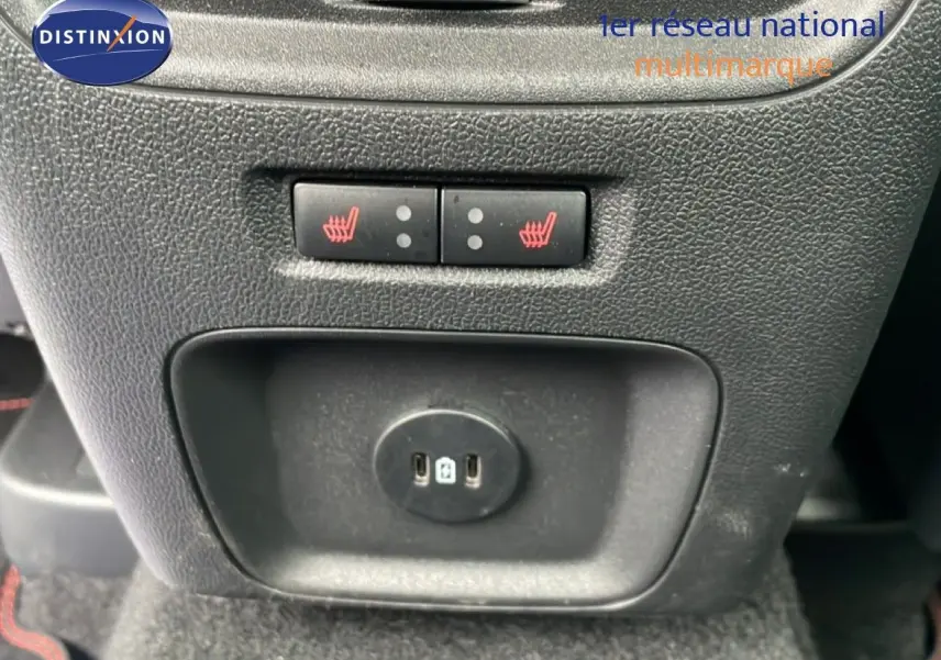 Gros plan sur les commandes des sièges chauffants et prise USB arrière dans un Ford Kuga bleu Vapor Metal 2024.